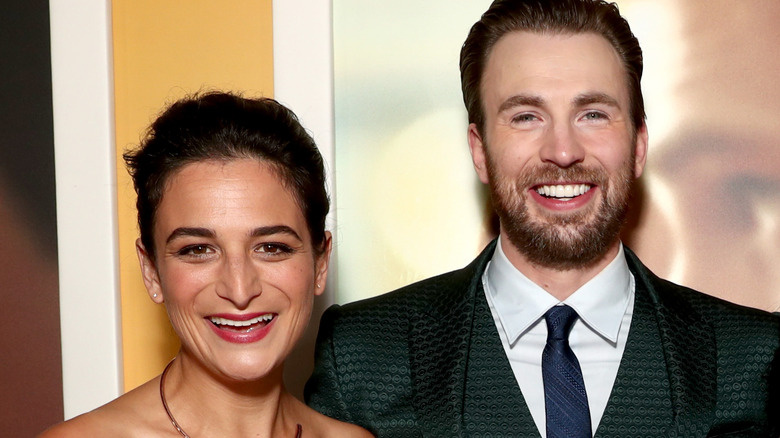   Jenny Slate e Chris Evans sorrindo