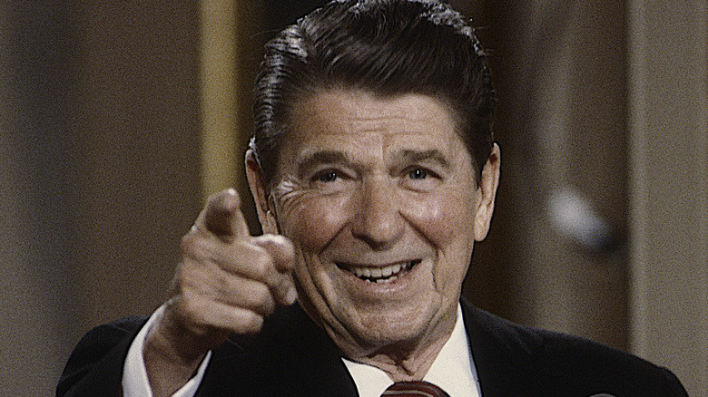   Ronald Reagan apontando