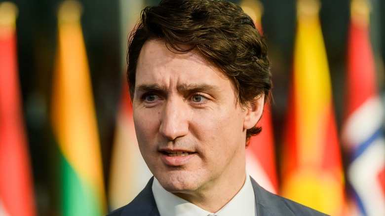   Justin Trudeau olhando