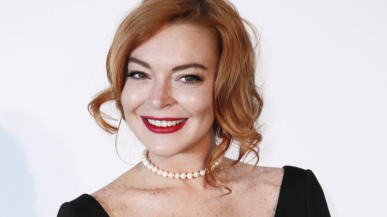   Κόκκινο κραγιόν Lindsay Lohan χαμογελώντας