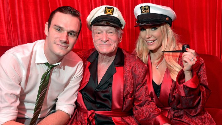 Hugh Hefner sorrindo com Cooper e Crystal Harris
