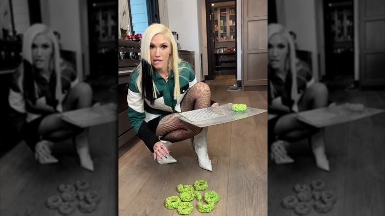 ライスクリスピートリーツリースのこぼれたプレートを持った彼女のキッチンのグウェンステファニー
