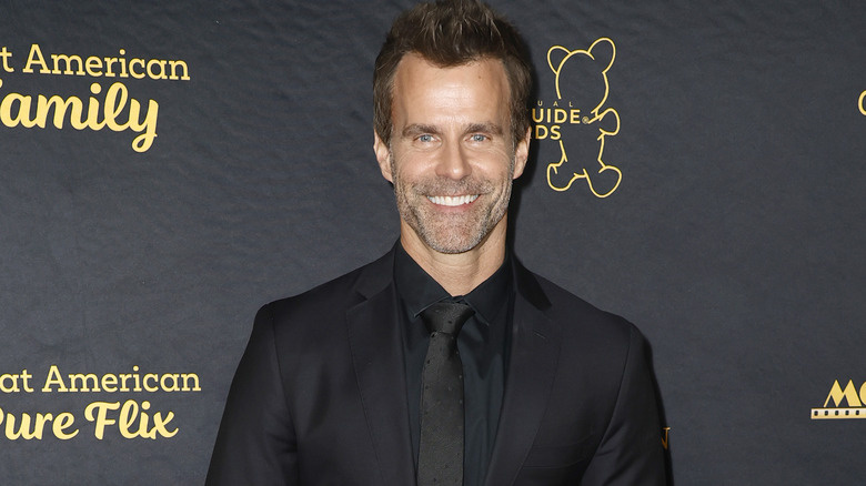   Cameron Mathison posando