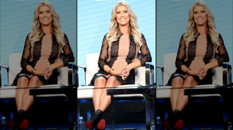   Christina Hall sentada com vestido de renda
