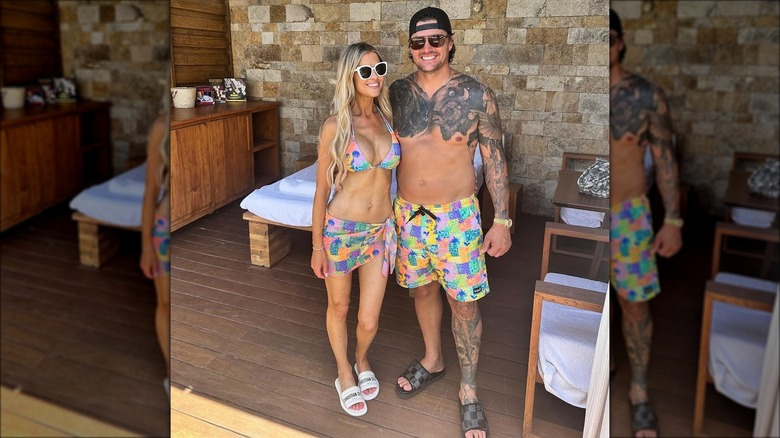   Christina e Josh Hall em trajes de banho