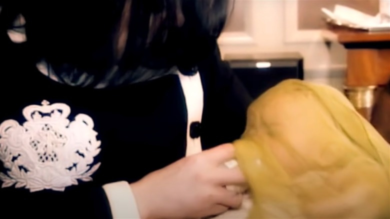   Michael Jackson krmí Blanketa pod prostěradlem