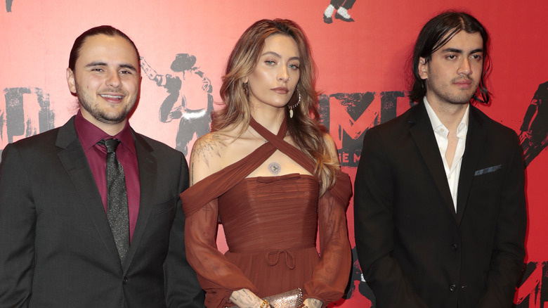   Prince Paris Bigi Jackson pózuje