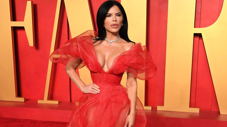 A última roupa inadequada de Lauren Sánchez faz a Internet agarrar suas pérolas