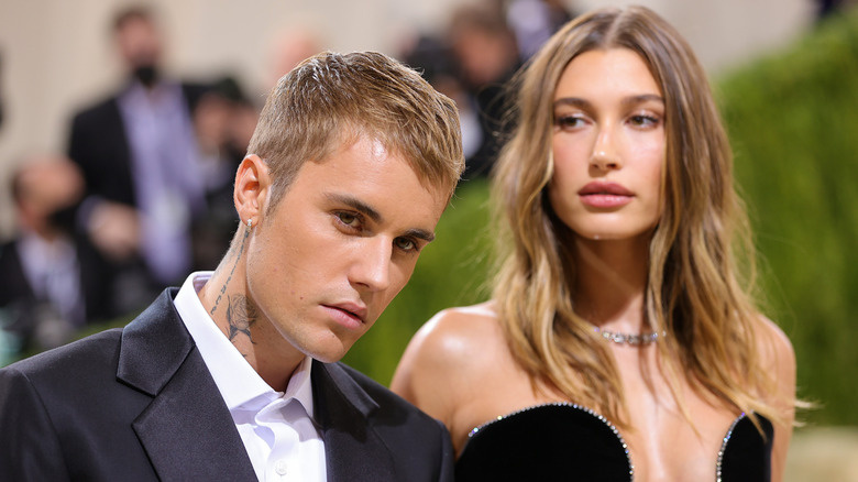 Experte für Körpersprache erklärt uns, dass die Beziehung zwischen Justin und Hailey Bieber schlimmer ist, als es scheint