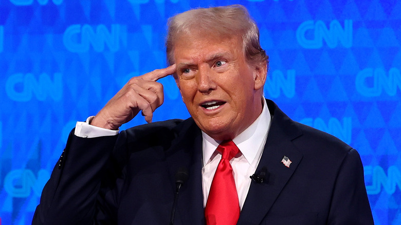 Читач з губ розповідає нам про солоний захист Трампа двома словами у боротьбі невдах і лохів з вірусами з Байденом