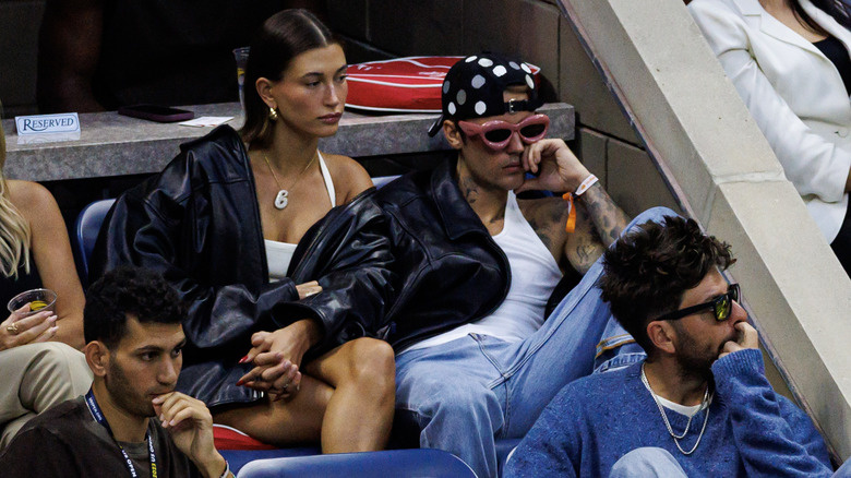  Hailey und Justin Bieber halten sich an den Händen