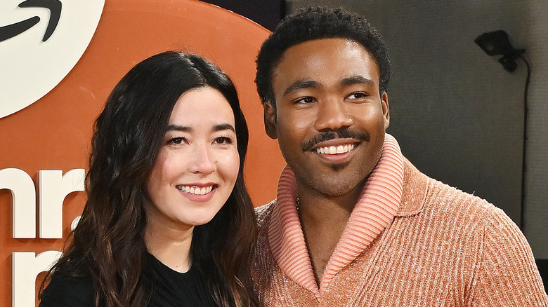 ความสัมพันธ์ของ Donald Glover และ Maya Erskine เป็นอย่างไรในชีวิตจริง