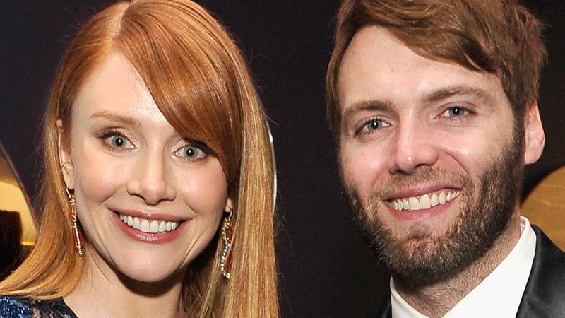 Bryce Dallas Howard dan Seth Gabel berpose bersama di sebuah acara di 2016