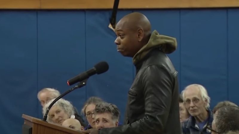 Dave Chappelle på et rådsmøte i Village of Yellow Springs i 2017