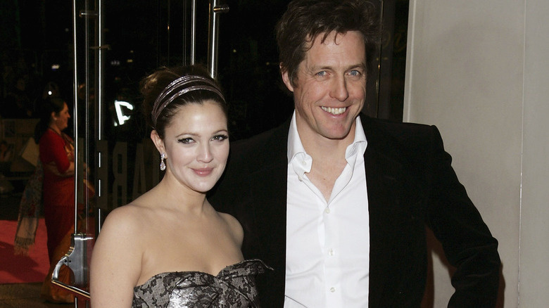   Drew Barrymore e Hugh Grant sorrindo