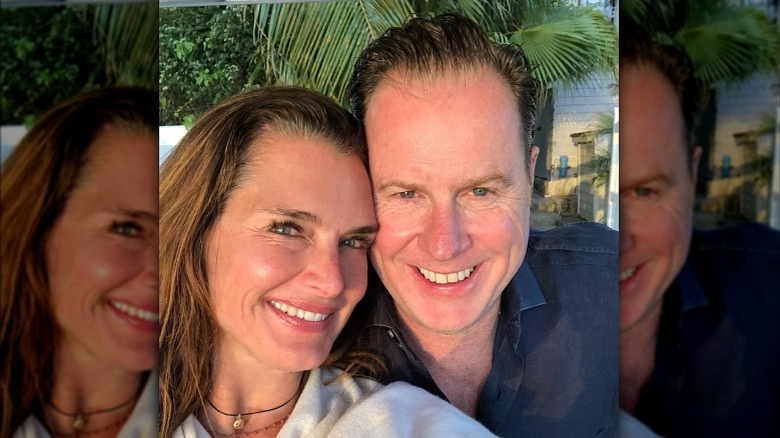   Brooke Shields, Chris Henchy sorrindo ao ar livre