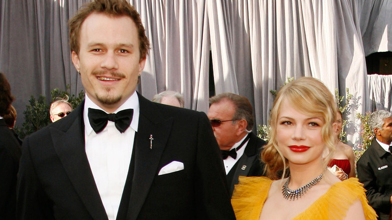   Heath Ledger i Michelle Williams somrient