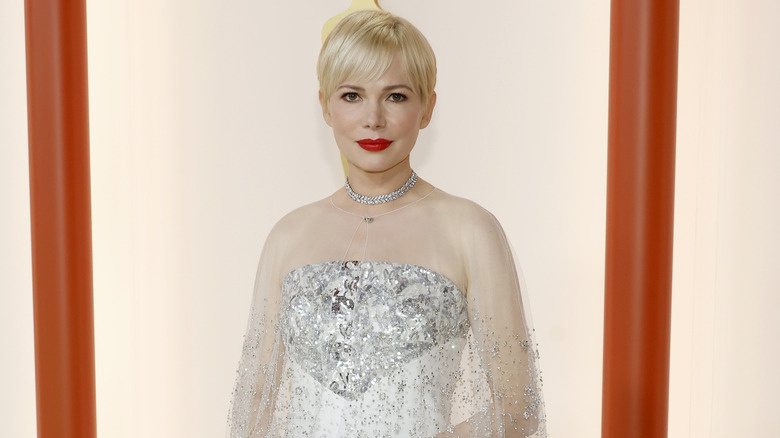   Michelle Williams somrient