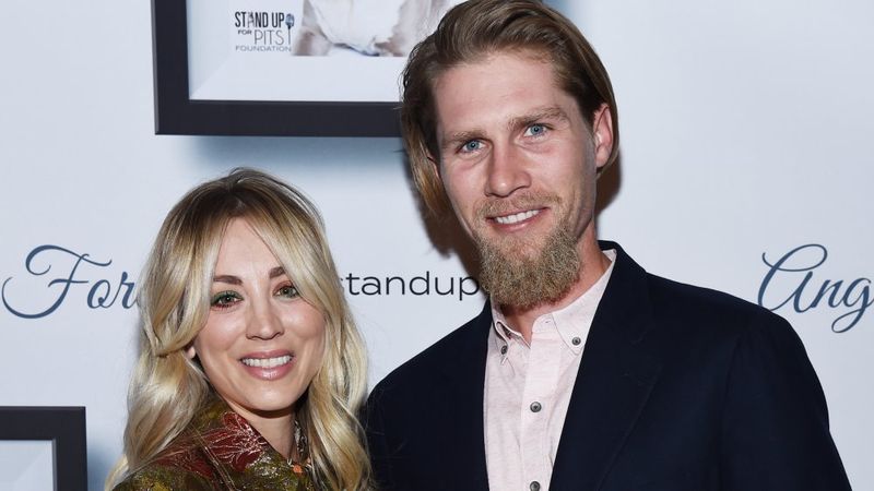 Kaley Cuoco 和 Karl Cook 在宣传墙前微笑