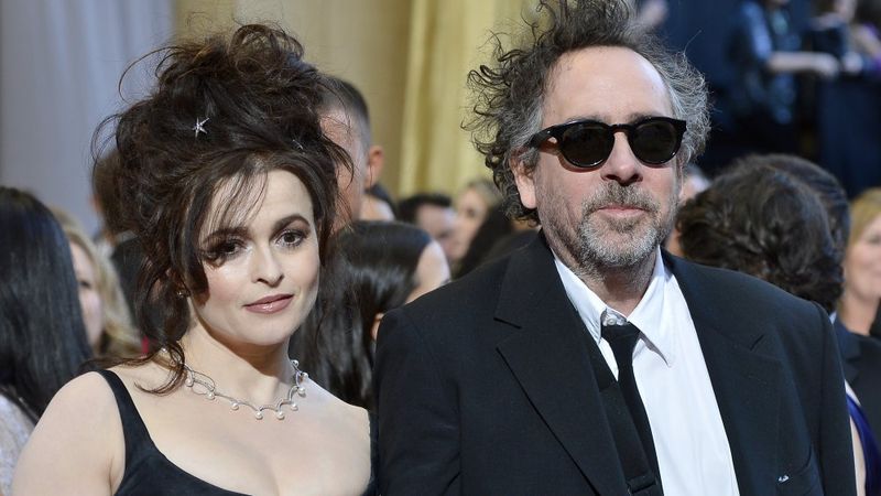 海伦娜·伯翰·卡特 (Helena Bonham Carter) 和蒂姆·伯顿 (Tim Burton) 在活动中，均身着黑色