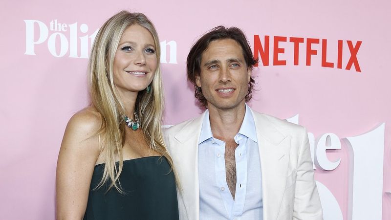 格温妮丝·帕特洛 (Gwyneth Paltrow) 和布拉德·法尔丘克 (Brad Falchuk) 在粉红色的墙壁前