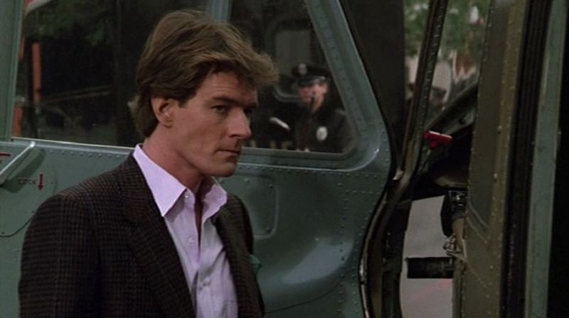 布莱恩·克兰斯顿 (Bryan Cranston) 在 Airwolf 中，在直升机外