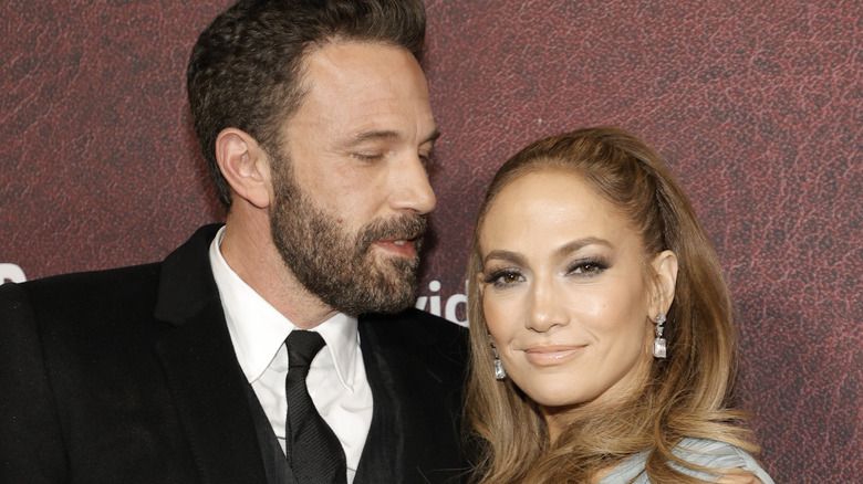 Ben Affleck e Jennifer Lopez posando