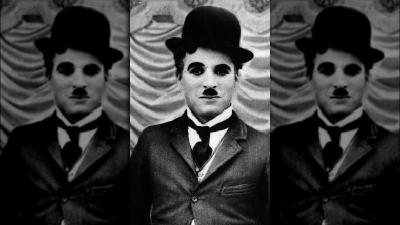Charlie Chaplin se usmívá
