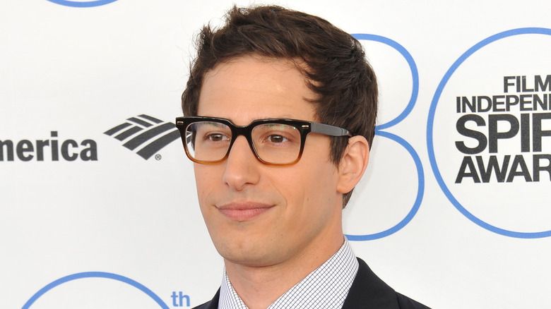 Andy Samberg se lehce usmívá