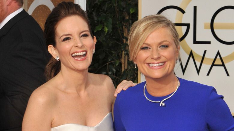 Tina Fey a Amy Poehler se usmívají