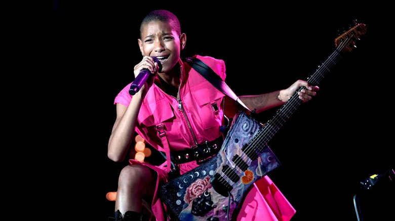   Willow Smith holder gitar