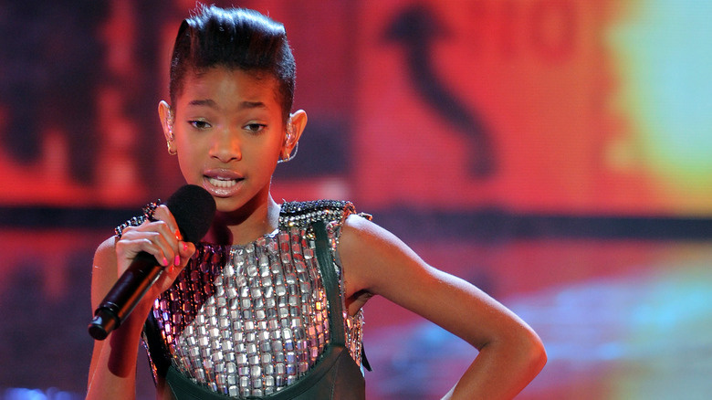   Willow Smith holder mikrofonen