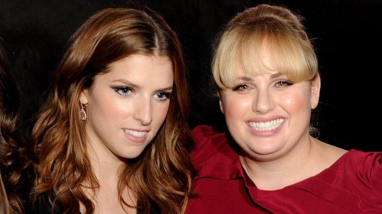 Anna Kendrick und Rebel Wilson lächeln