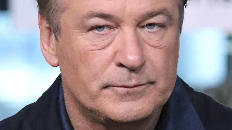 Alec Baldwin não consegue controlar sua raiva depois que um repórter pergunta sobre o tiroteio acidental com ferrugem