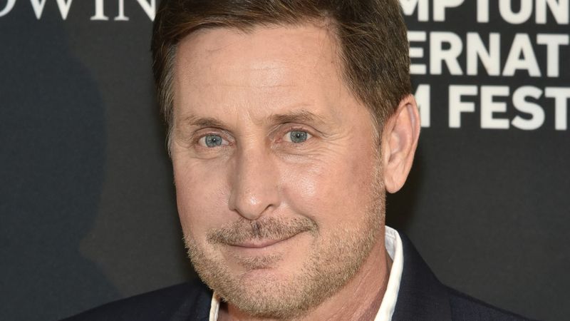 Här är hur mycket Emilio Estevez verkligen är värd