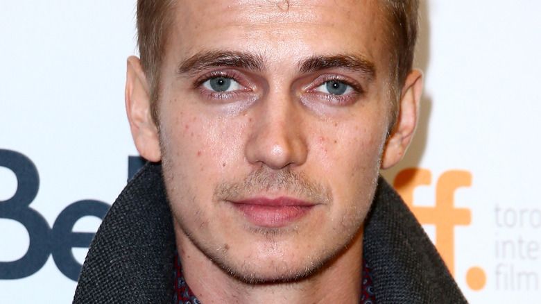 Hayden Christensen hymyilee