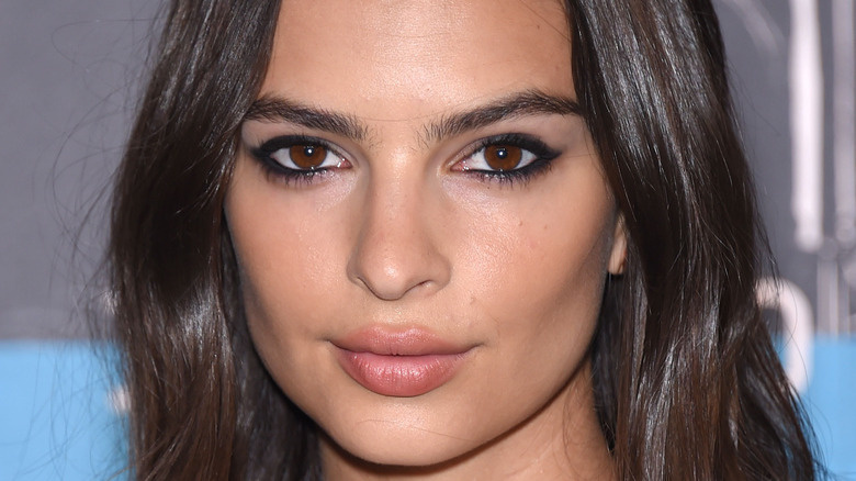  Emily Ratajkowski amb ulls fumats