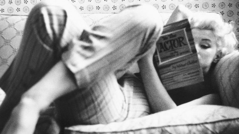 Η Marilyn Monroe διαβάζει