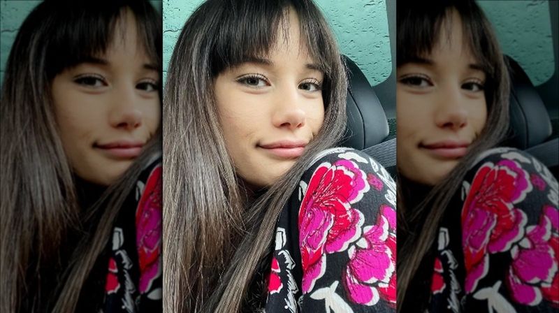 Елла Траволта позує