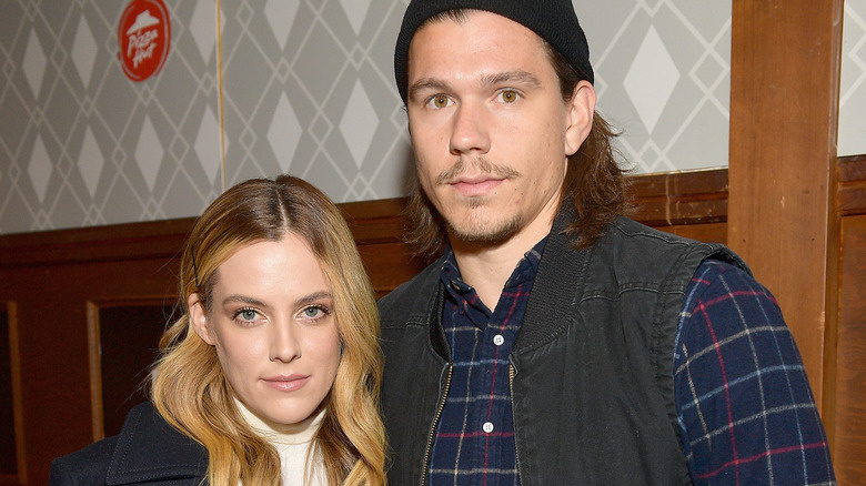   Riley Keough och Ben Smith-Petersen poserar för en bild