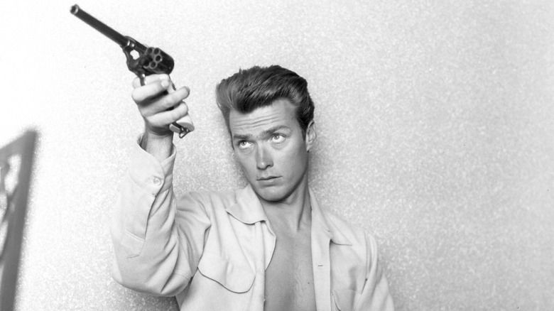 Clint Eastwood drží pistoli v roce 1956.