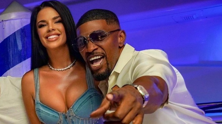   Jamie Foxx berpose dengan Ivana Knoll di Instagram