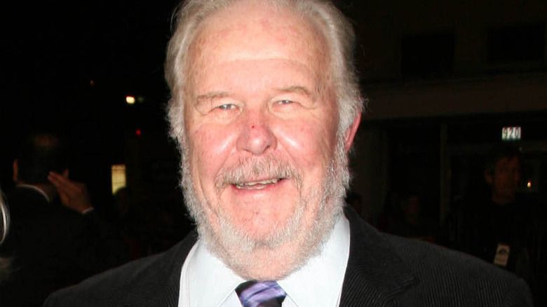 Ned Beatty somrient
