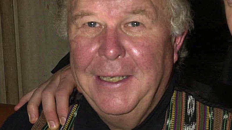 Ned Beatty somrient