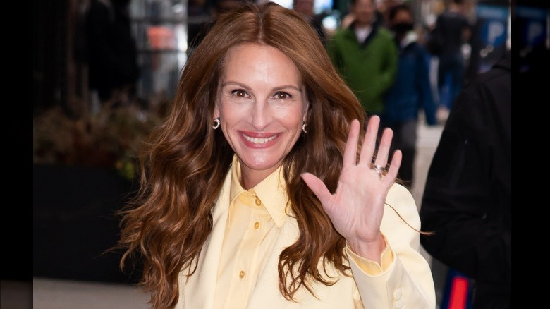   Julia Roberts acenando