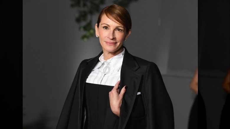   Julia Roberts mão no casaco