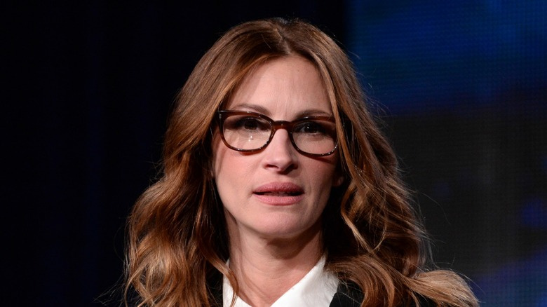   Julia Roberts usando óculos