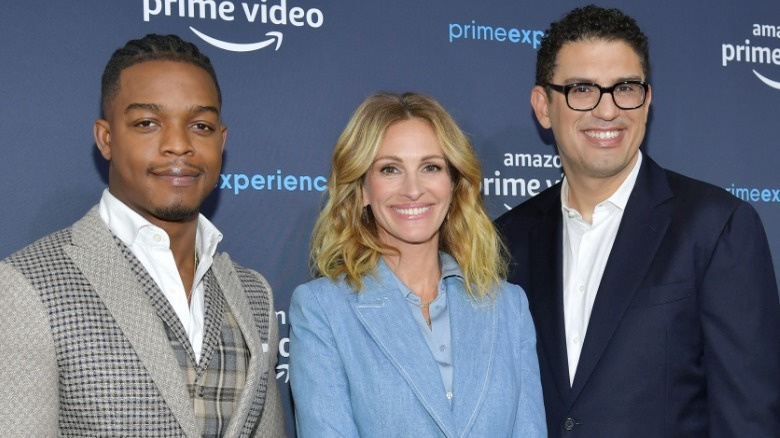   Stephan James Julia Roberts Sam Esmail sorrindo