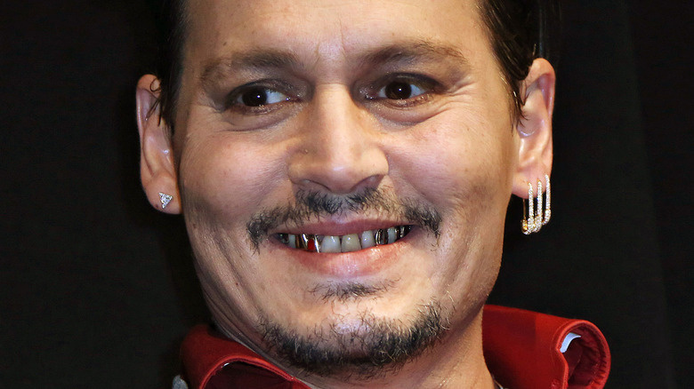 ジョニー・デップの親しい友人が、アンバー・ハードについてのフィルタリングされていない意見を述べています