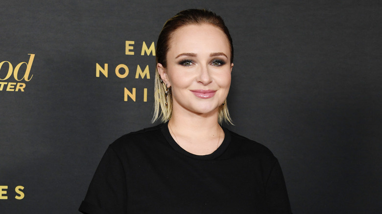  Hayden Panettiere lächelt in Schwarz